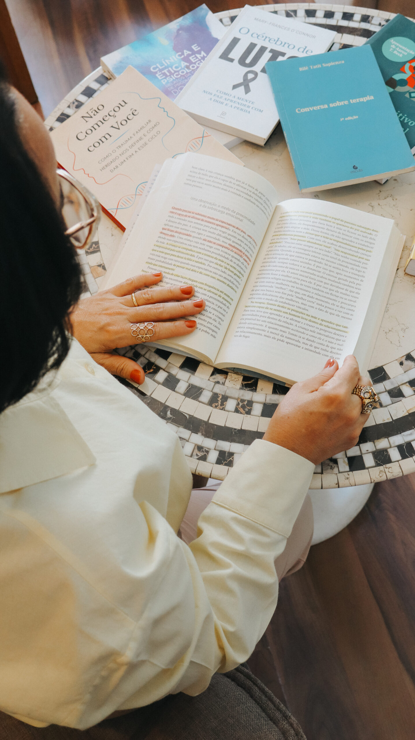 Psicóloga segurando o livro Organize Suas Emoções